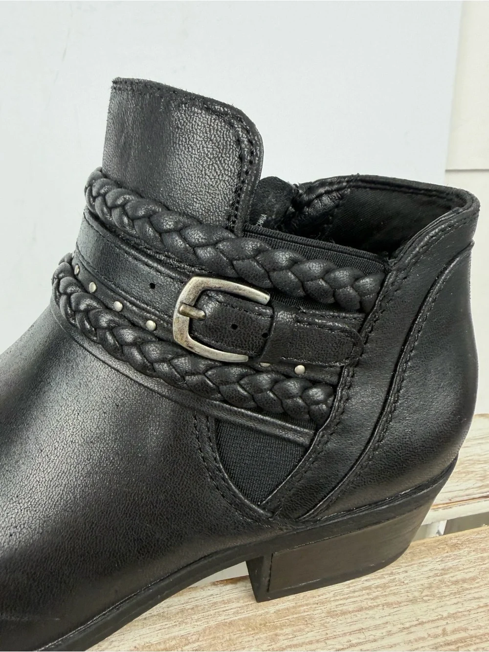 Baretraps Giles boots feature a braided strap detail and a side buckle size 8M